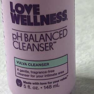 Love wellness pH Balanced - Vulva Cleanser  5 oz.